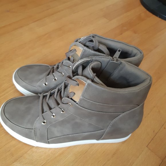 NWOT - Unworn Beige Shoes - Picture 5 of 9